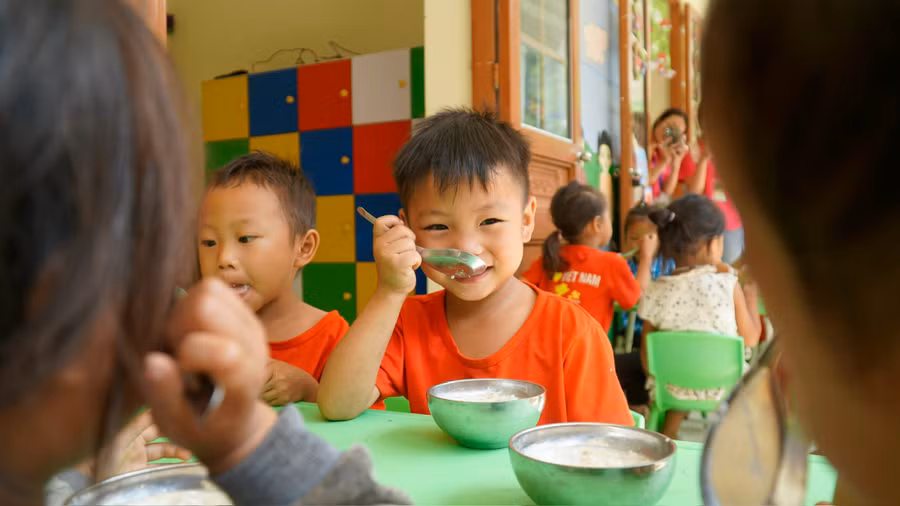 Học sinh điểm trường Bản Là, Trường Mầm non Thái Sơn (Bảo Lâm, Cao Bằng) ăn bữa phụ buổi chiều. Ảnh: INT