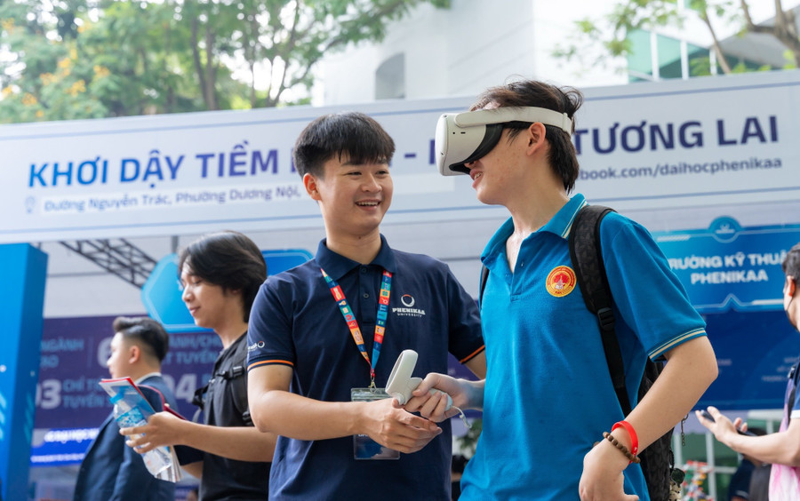 Thí sinh trải nghiệm thiết bị trí tuệ nhân tạo của Đại học Phenikaa tại Ngày hội lựa chọn nguyện vọng xét tuyển 2025. Ảnh: NTCC