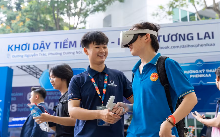 Thí sinh trải nghiệm thiết bị trí tuệ nhân tạo của Đại học Phenikaa tại Ngày hội lựa chọn nguyện vọng xét tuyển 2025. Ảnh: NTCC