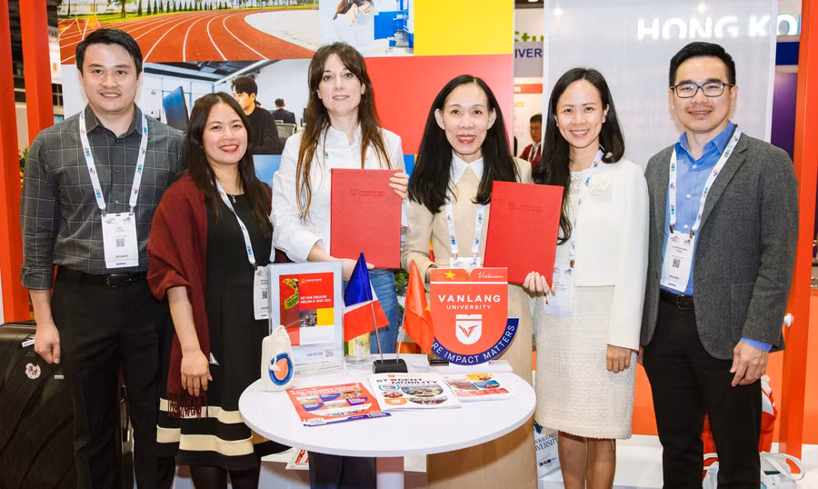 Trường Đại học Văn Lang ký kết hợp tác với các đối tác quốc tế tại APAIE 2026. Ảnh: VLU 