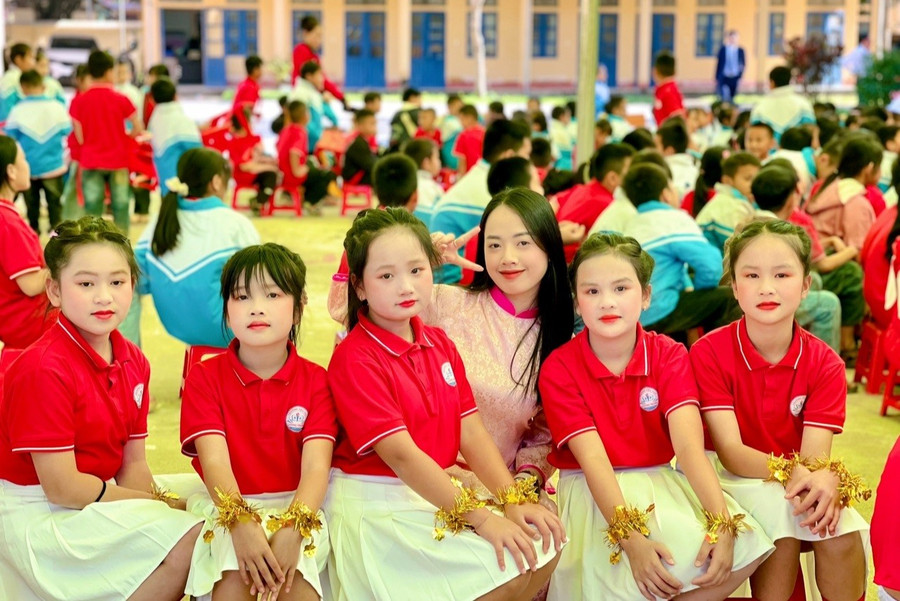 Cô giáo Bùi Mai Anh - Trường Tiểu học Lương Trung (Quý Lương, Thanh Hóa) cùng HS. Ảnh: NT