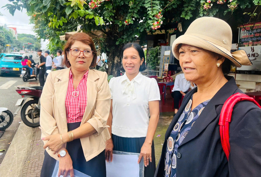 Cô giáo Nay H’Duyên (bên trái) đi thi với mong muốn làm gương cho con cái và học trò.