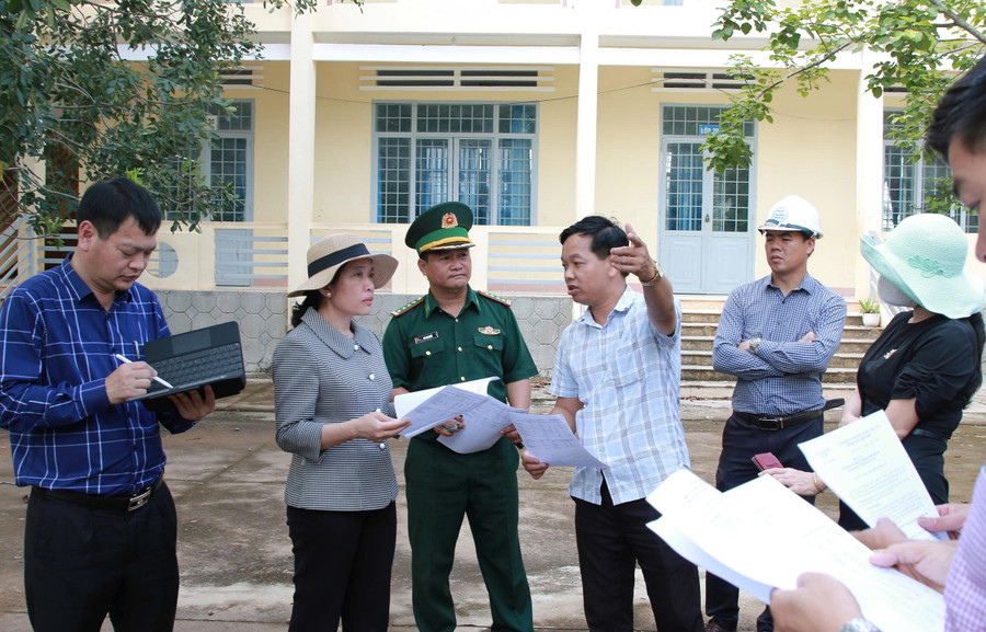 Giám đốc Sở GD&ĐT Đắk Lắk - Lê Thị Thanh Xuân cùng đoàn khảo sát tại các xã biên giới tháng 8/2025. Ảnh: Thành Tâm noi-tinh-nguoi-thap-sang-tri-thuc-1.jpg