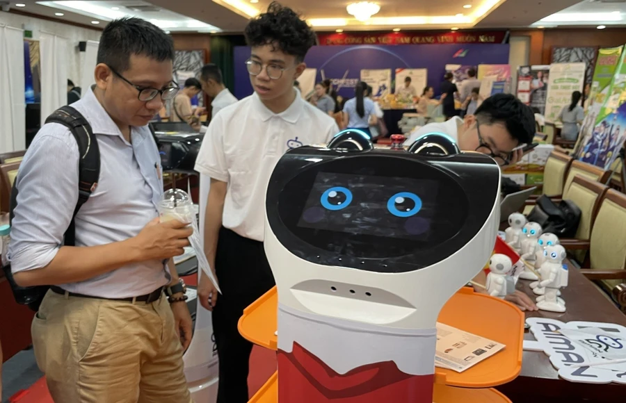 Robot AI phục vụ trong nhà hàng được giới thiệu tại TPHCM năm 2023. Ảnh: Phúc Uyên