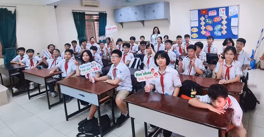 Cô Đinh Thị Bích Liên và học trò trong giờ tiếng Anh. Ảnh: NVCC