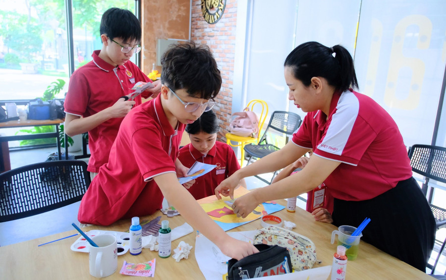 Học sinh Trường THPT Việt - Nhật (Đà Nẵng) sử dụng màu vẽ thực vật BINKS trong một chương trình trải nghiệm tại Không gian sáng chế của VNUK. Ảnh: NVCC nguon-von-cho-sinh-vien-khoi-nghiep-2.jpg