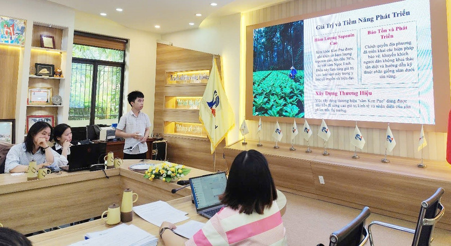 Sinh viên Trường Đại học Sư phạm (Đại học Đà Nẵng) thuyết trình đề cương nghiên cứu khoa học trước Hội đồng đánh giá. Ảnh: NTCC nguon-von-cho-sinh-vien-khoi-nghiep-1.jpg