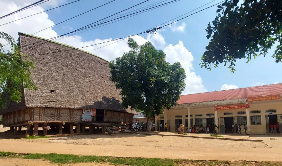 Dãy 5 phòng học thôn Kon Teo Đăk Lấp nằm bên cạnh nhà rông. Ảnh: Trúc Hân