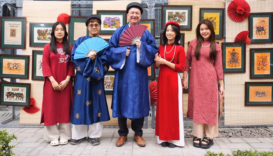 Nguyễn Thị Ánh Ngọc (ngoài cùng bên phải) cùng các đồng nghiệp trong một dự án hợp tác quốc tế. Ảnh: NVCC