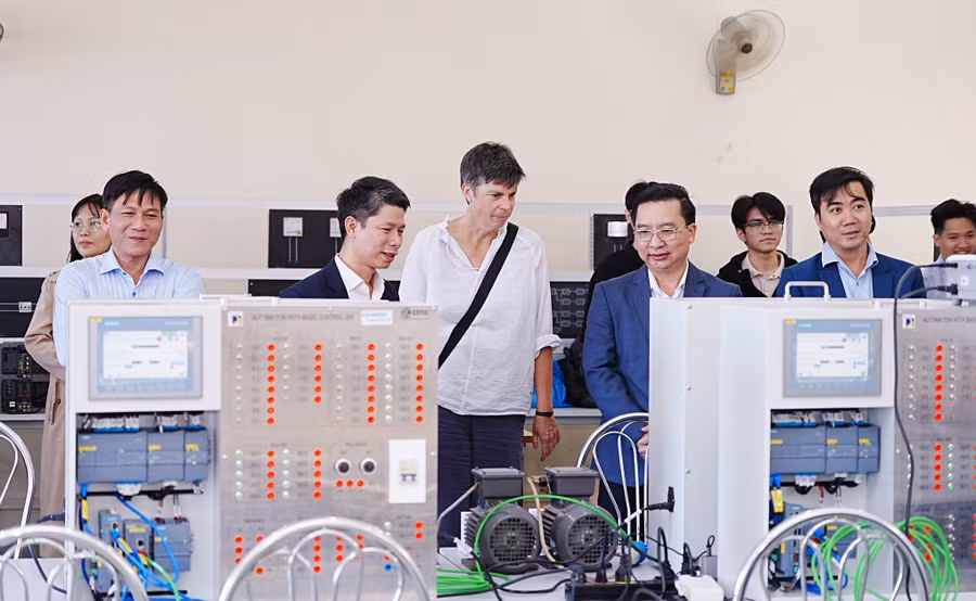 Trường Đại học Bách khoa (Đại học Đà Nẵng) tiếp nhận phòng Lab công nghiệp 4.0 do doanh nghiệp tài trợ. Ảnh: NTCC