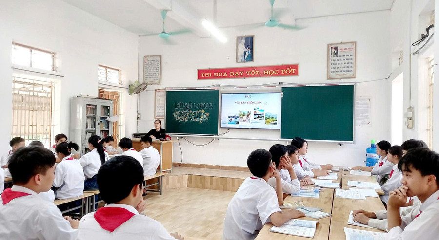 Cô trò Trường THCS Thụy Liên (Thái Thụy, Hưng Yên).
