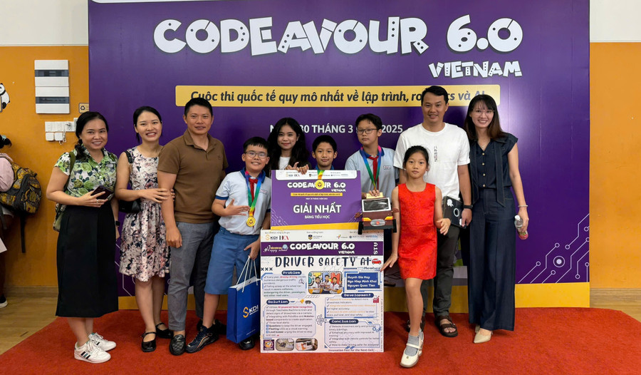 Học sinh cùng gia đình tại vòng chung kết quốc gia cuộc thi Codeavour 6.0. Ảnh: NTCC ung-dung-ai-phat-hien-tai-xe-buon-ngu-cua-hoc-sinh-tieu-hoc-3.jpg