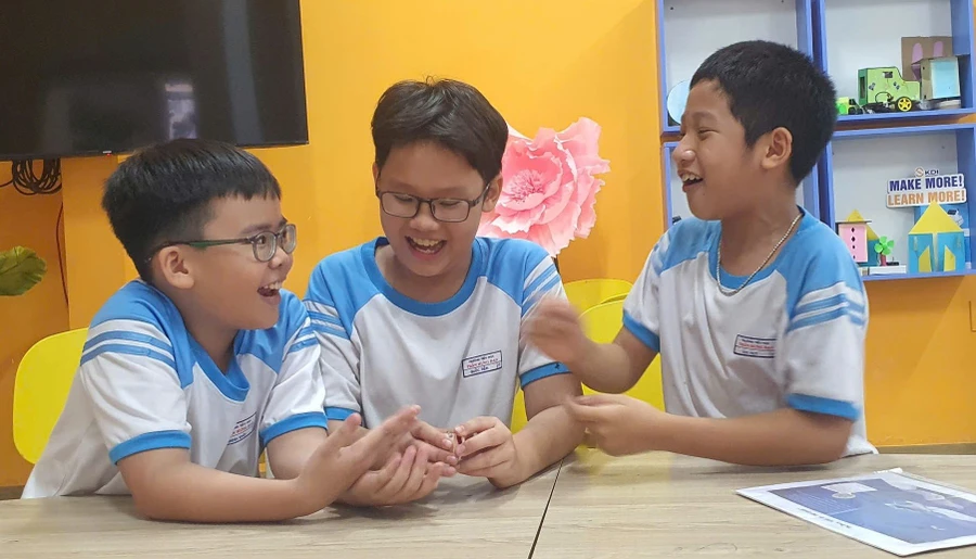 Nhóm học sinh từ trái qua phải: Minh Khôi, Quốc Tiến, Gia Huy. Ảnh: MA