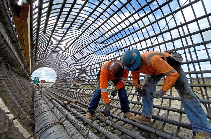 Nhân lực Trung Quốc xây dựng đường sắt tốc độ cao.