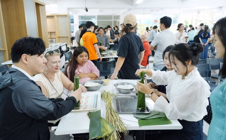 Sinh viên quốc tế Trường Đại học Sư phạm - Đại học Đà Nẵng trải nghiệm gói bánh chưng, bánh tét. Ảnh: NTCC