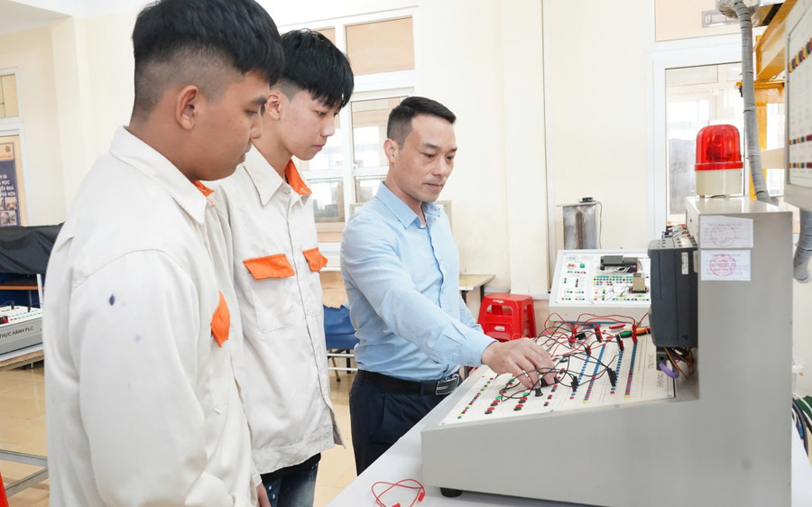 Sinh viên Trường Cao đẳng Nghề Hà Nam (Ninh Bình) trong giờ thực hành dưới sự hướng dẫn của giảng viên. Ảnh: Khôi Nguyên 