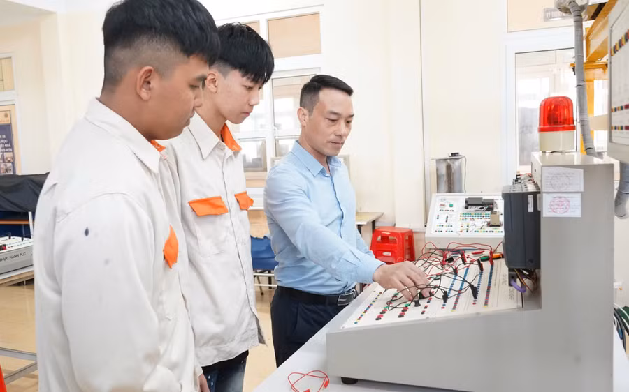 Sinh viên Trường Cao đẳng Nghề Hà Nam (Ninh Bình) trong giờ thực hành dưới sự hướng dẫn của giảng viên. Ảnh: Khôi Nguyên 