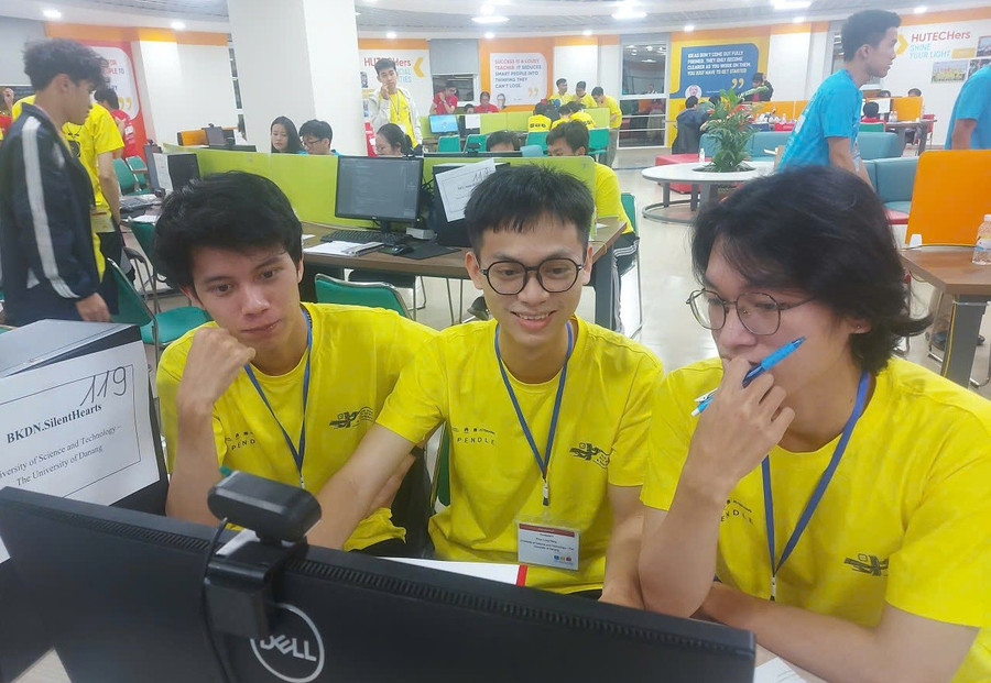 Sinh viên các cơ sở giáo dục đại học dự thi Olympic Trí tuệ nhân tạo sinh viên Việt Nam. Ảnh: NTCC