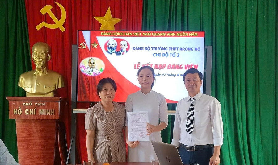 Trường THPT Krông Nô (Lâm Đồng) tổ chức lễ kết nạp Đảng cho học sinh. Ảnh: TL