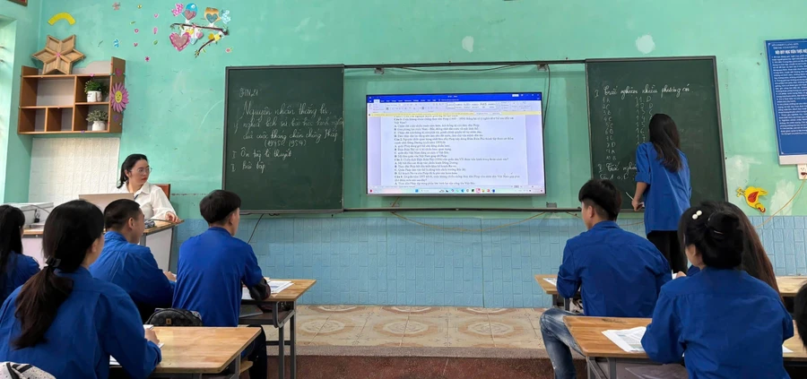 Một tiết ôn tập của cô, trò Trung tâm GDTX 2 tỉnh Lạng Sơn. Ảnh: NVCC