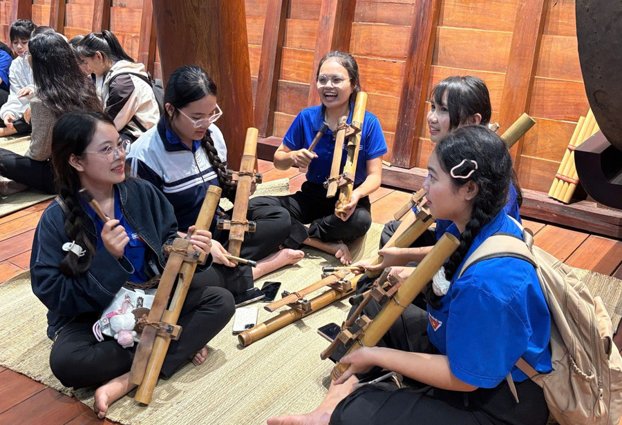 Một buổi thực hành nhạc cụ truyền thống của học sinh phổ thông tại Đắk Lắk. Ảnh: TT