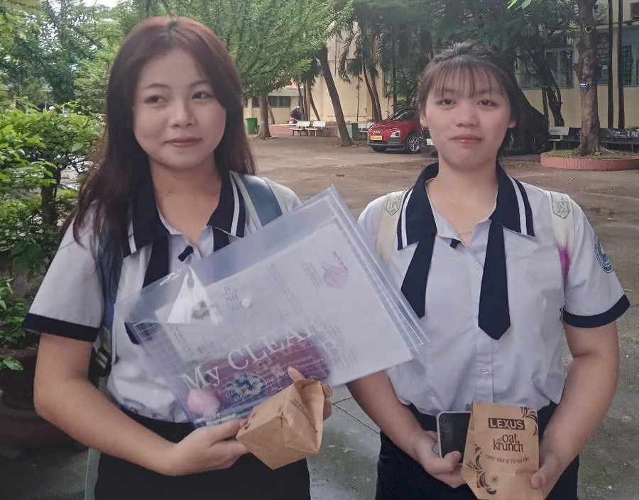 Diệu Thảo và Hoàng Duyên trên đường đến điểm thi làm thủ tục tham dự Kỳ thi tốt nghiệp THPT năm 2025. Ảnh: Lâm Ngọc thi-sinh-mo-coi-2.jpg
