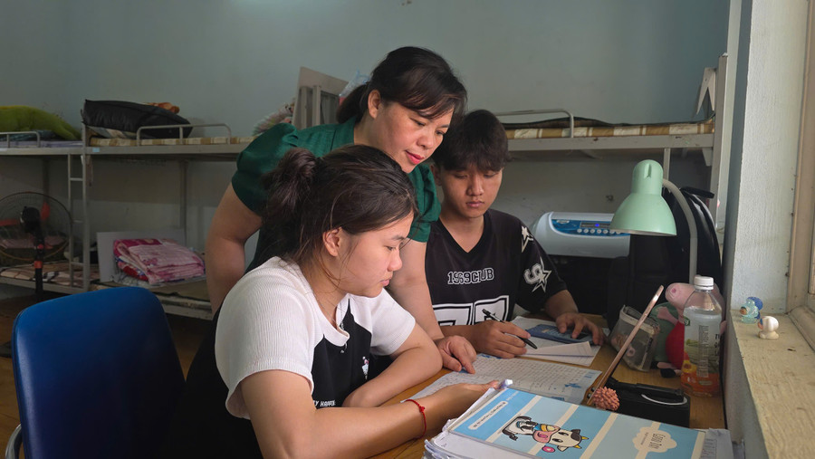 Chị Lò Thị Liên, Trưởng phòng Quản lý, Chăm sóc, Nuôi dưỡng trẻ em và người cao tuổi chăm sóc 2 thí sinh trước Kỳ thi tốt nghiệp THPT năm 2025. Ảnh: PV