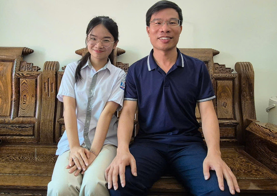 Hai bố con Mai Linh hạnh phúc đón nhận kết quả thi ngoài mong đợi. nu-thu-khoa-khoi-a01-o-thanh-hoa2.jpg