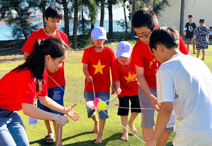 Học sinh tham gia các hoạt động trải nghiệm tại Nhà thiếu nhi tỉnh Quảng Trị. Ảnh: Thế Hùng