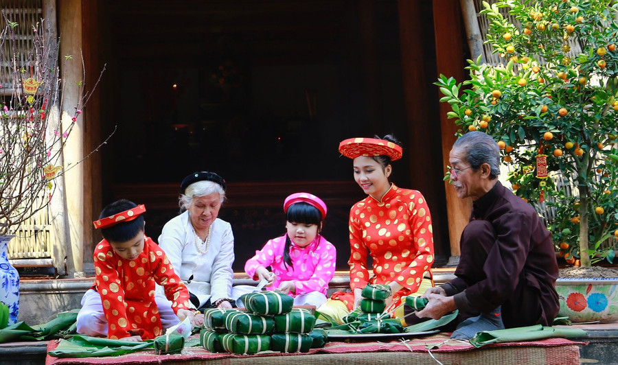 Tết chính là một dịp để cha mẹ giáo dục con cái những lễ nghĩa, phong tục đã trở thành bản sắc tốt đẹp của dân tộc. Ảnh minh họa: INT