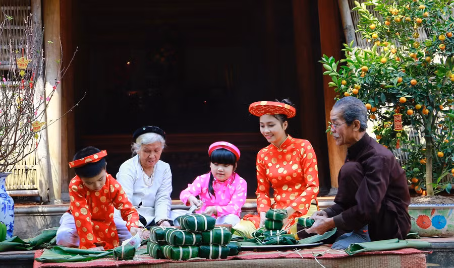 Tết chính là một dịp để cha mẹ giáo dục con cái những lễ nghĩa, phong tục đã trở thành bản sắc tốt đẹp của dân tộc. Ảnh minh họa: INT