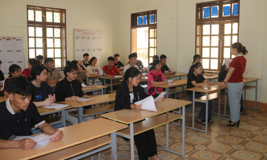 Nguồn tuyển giáo viên Tiếng Anh, Tin học ít nên gây khó khăn trong việc tuyển dụng.