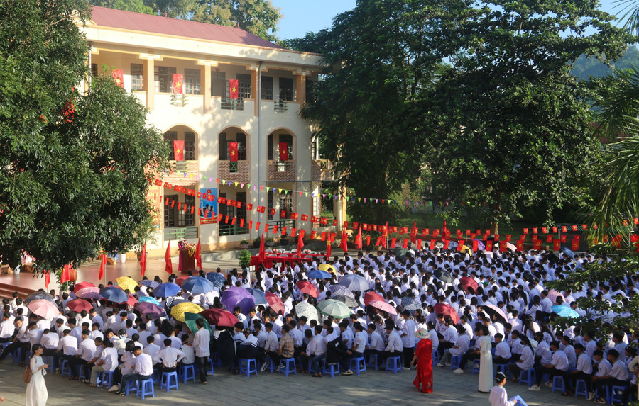 Studenten des Mai Son Continuing Education Center während der Flaggenparade. son-la-tuyen-dung-giao-vien-2.jpg