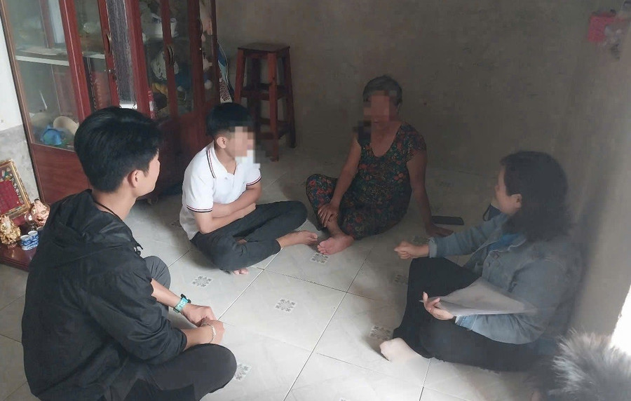 Cô Phạm Thị Giang (ngoài cùng bên phải) cùng đồng nghiệp đến gia đình các em có hoàn cảnh khó khăn để tìm hiểu. 