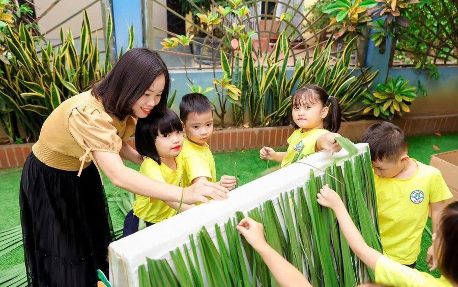 Cô Nguyễn Thị Mai Vân và học sinh Trường Mầm non Hà Trì (Hà Đông, Hà Nội). Ảnh: Đình Tuệ dat-chuan-pho-cap-giao-duc-mam-non-cho-tre-em-tu-3-5-tuoi-2.jpg