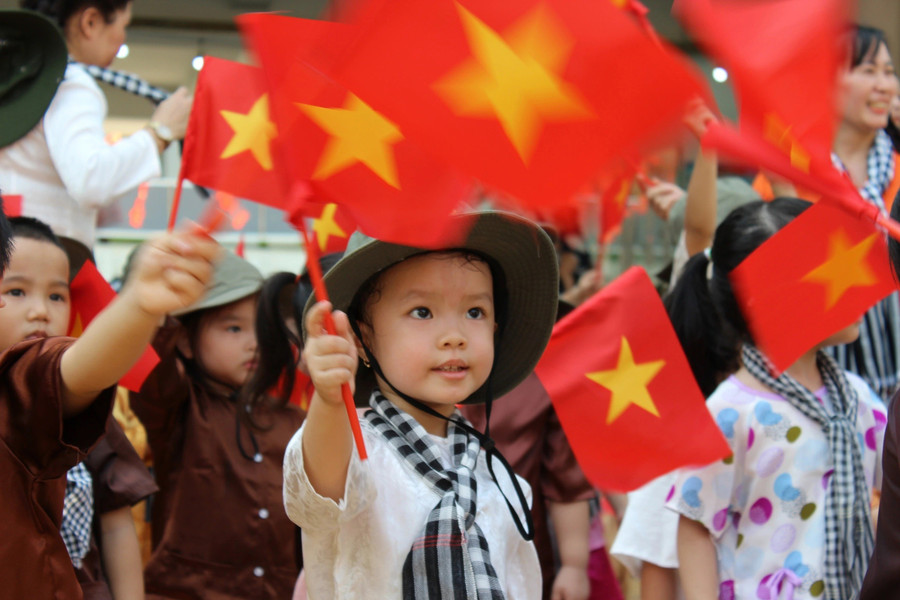 Trẻ mầm non TPHCM trong một hoạt động kỷ niệm 50 năm Ngày thống nhất đất nước (30/4/1975 – 30/4/2025). Ảnh minh họa: INT