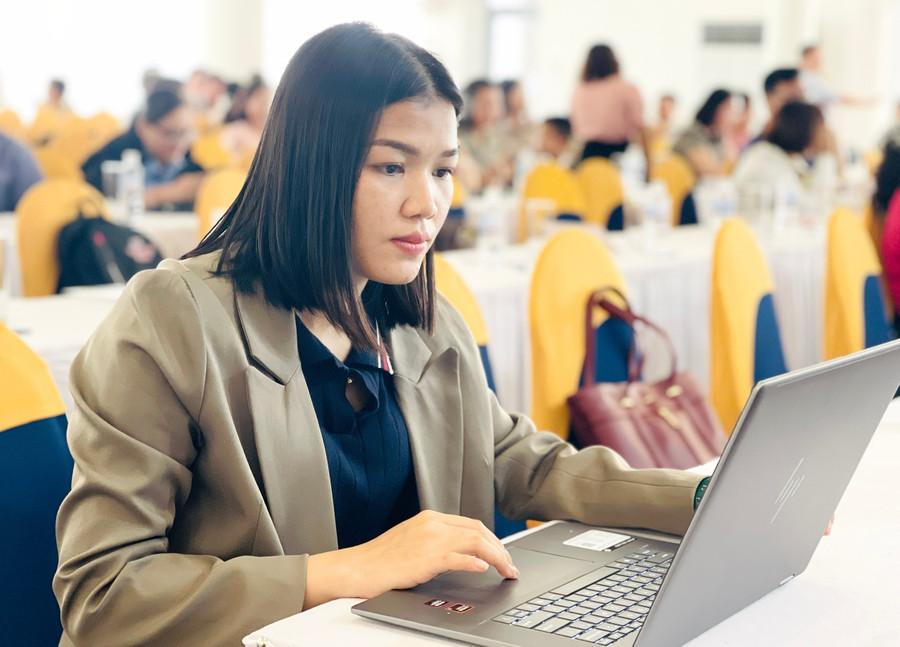 Chị Đinh Thị Hiểm - công chức xã Vĩnh Thịnh (Gia Lai) chủ động tìm hiểu, học hỏi để đảm nhận công tác giáo dục. can-bo-phu-trach-giao-duc-cap-xa-2.jpg