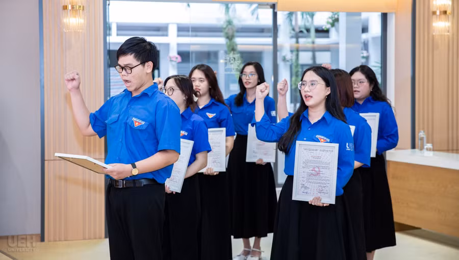 Các đoàn viên ưu tú được kết nạp Đảng tại Đại học Kinh tế TPHCM, tháng 12/2025. Ảnh: UEH