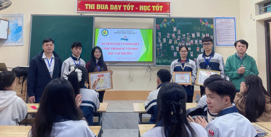 Nguyễn Thị Khánh Chi (thứ 3 từ phải sang) nhận giải Đại sứ văn hóa đọc cấp trường. co-hoc-tro-va-hanh-tinh-vuot-ra-chiec-khau-trang-2.jpg