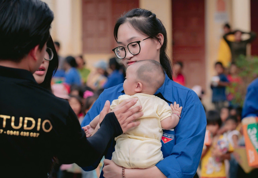 Khánh Chi tham gia trao quà cho trẻ em nghèo ở Kỳ Sơn (Nghệ An).