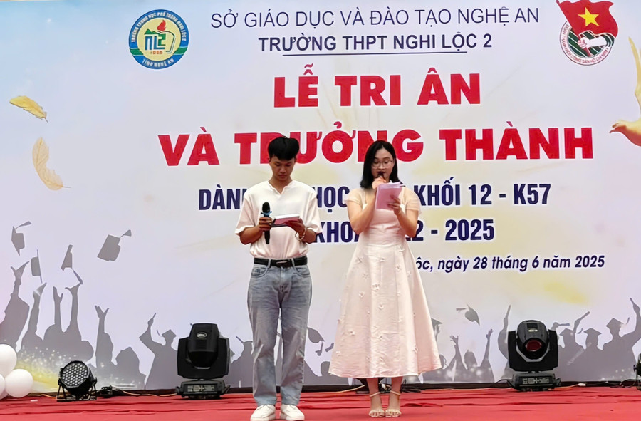 Khánh Chi dẫn chương trình trong Lễ tri ân và trưởng thành. co-hoc-tro-va-hanh-tinh-vuot-ra-chiec-khau-trang-4.jpg