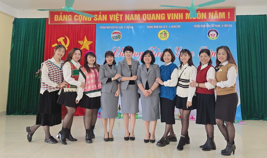 Đại diện ba Trường Mầm non: 10-10, Hòa Nam và Cao Thành cam kết tương trợ lẫn nhau về chuyên môn. Ảnh: Đình Tuệ truong-giup-truong-nang-cao-chat-luong-1.jpg