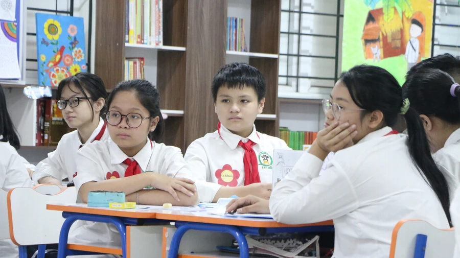 Học sinh Trường THCS Tây Mỗ, quận Nam Từ Liêm trong tiết chuyên đề Ngữ văn cấp thành phố. Ảnh: Đình Tuệ