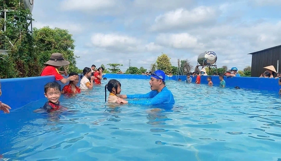 Thầy giáo Mai Văn Chuyền (huyện Cư M’gar, Đắk Lắk) trang bị kỹ năng an toàn dưới nước cho học sinh. Ảnh: TT