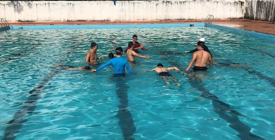 Giáo viên tại Đắk Lắk được tập huấn, trang bị các kỹ năng an toàn dưới nước theo nhóm. bao-ve-tre-em-truoc-hiem-hoa-duoi-nuoc-2.jpg