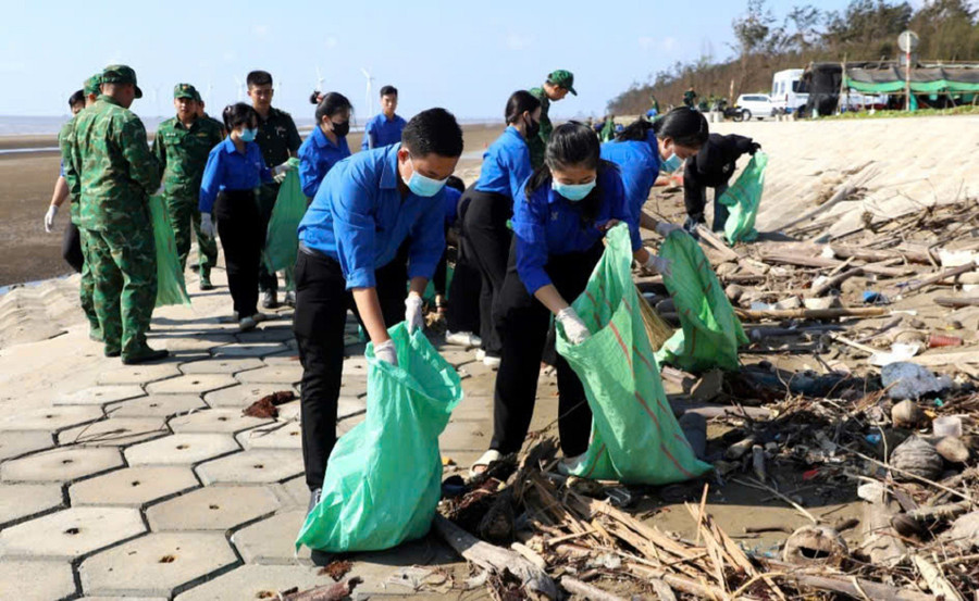 Các chiến sĩ Bộ đội Biên phòng cùng đoàn viên thanh niên Trường Đại học Trà Vinh thực hiện chiến dịch “Hãy làm sạch biển”. Ảnh: CTV