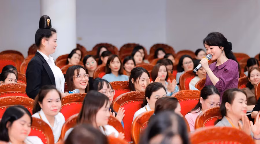 Bà Tống Liên Anh tập huấn giáo viên mầm non TP Sơn La (Sơn La) về chủ đề “Giáo dục mầm non - Nền tảng của học tập suốt đời”. Ảnh: NVCC