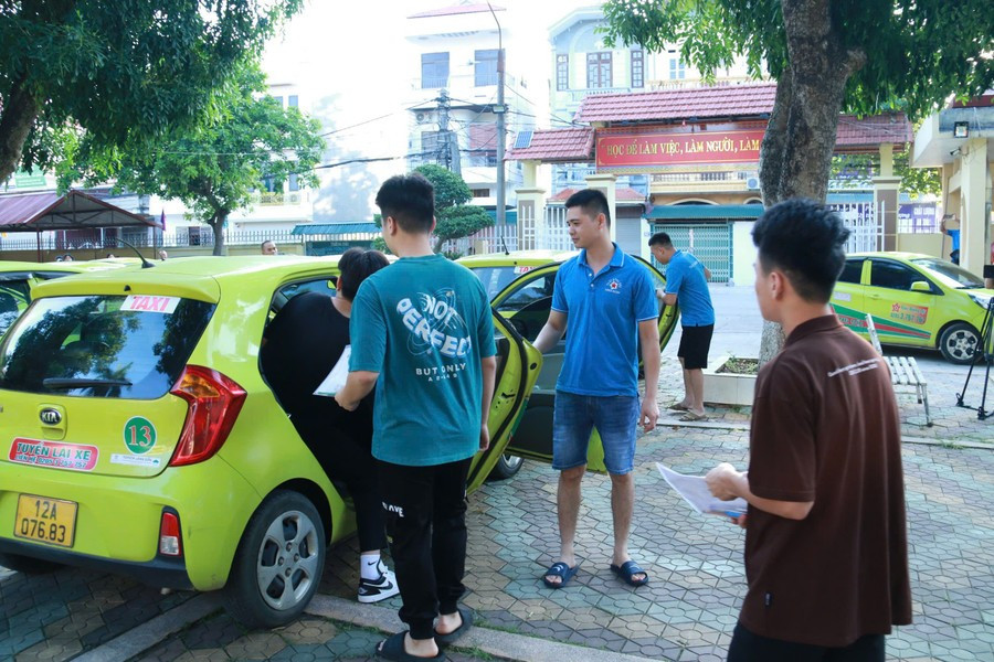 Trường THPT DTNT tỉnh Lạng Sơn bố trí xe đưa học trò đến điểm thi. chung-tay-tiep-suc-cho-si-tu-6.jpg