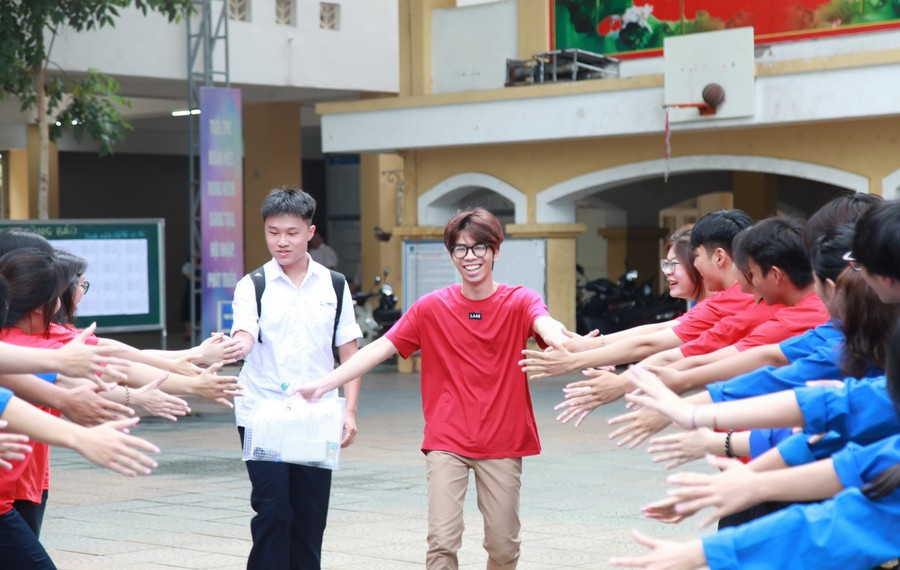 Thí sinh tại điểm thi Trường THPT Trần Nhân Tông (Hà Nội) rời phòng thi với gương mặt rạng ngời. chung-tay-tiep-suc-cho-si-tu-3.jpg
