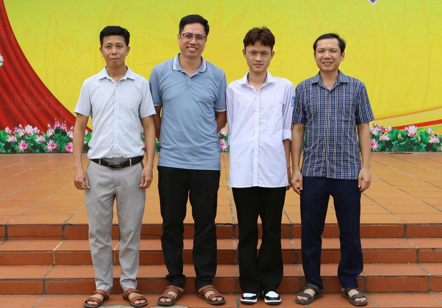 Trần Hữu Thịnh cùng các thầy Trường THPT Hưng Nhân. thu-khoa-mo-coi-cha-uoc-mo-chinh-phuc-nganh-vi-mach-ban-dan3.jpg